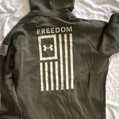 Under Armour Men’s Pullover Hoodie M Green Graphic Logo Pockets Drawstring