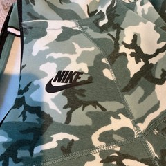 Nike Men’s Green Camo Pullover Hoodie Fleece Pockets Logo Size M