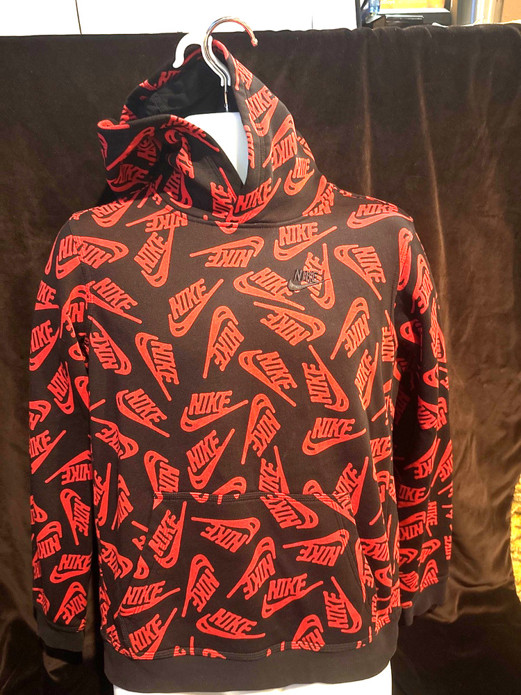 Sz Teens Xl -Nike Sportswear Essential hoodie over red logo print on a black
