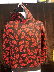 Sz Teens Xl -Nike Sportswear Essential hoodie over red logo print on a black