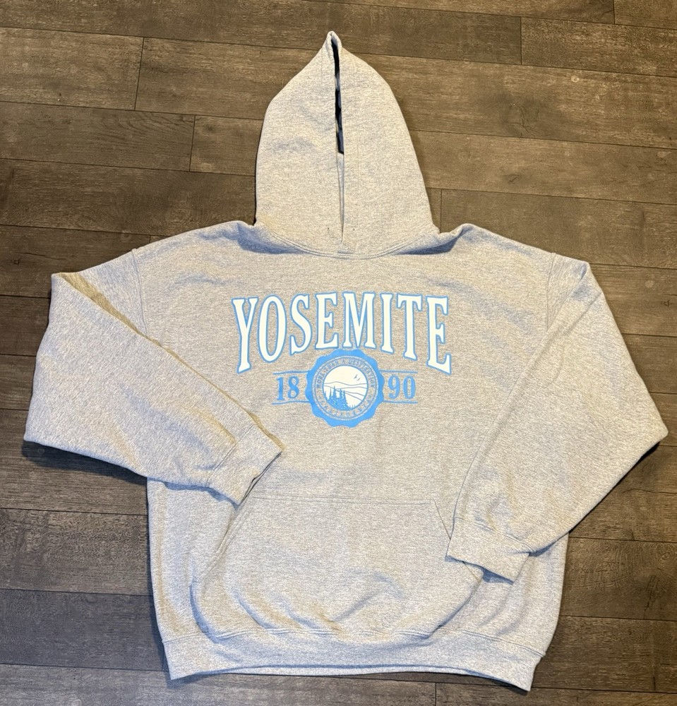 Gildan Men’s Gray Yosemite 1890 Graphic Pullover Hoodie w/ Pockets XL