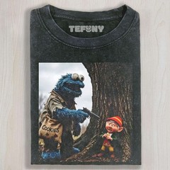 THE COOKIE MONSTER POINTS A GUN AT THE ELF UNISEX TEE