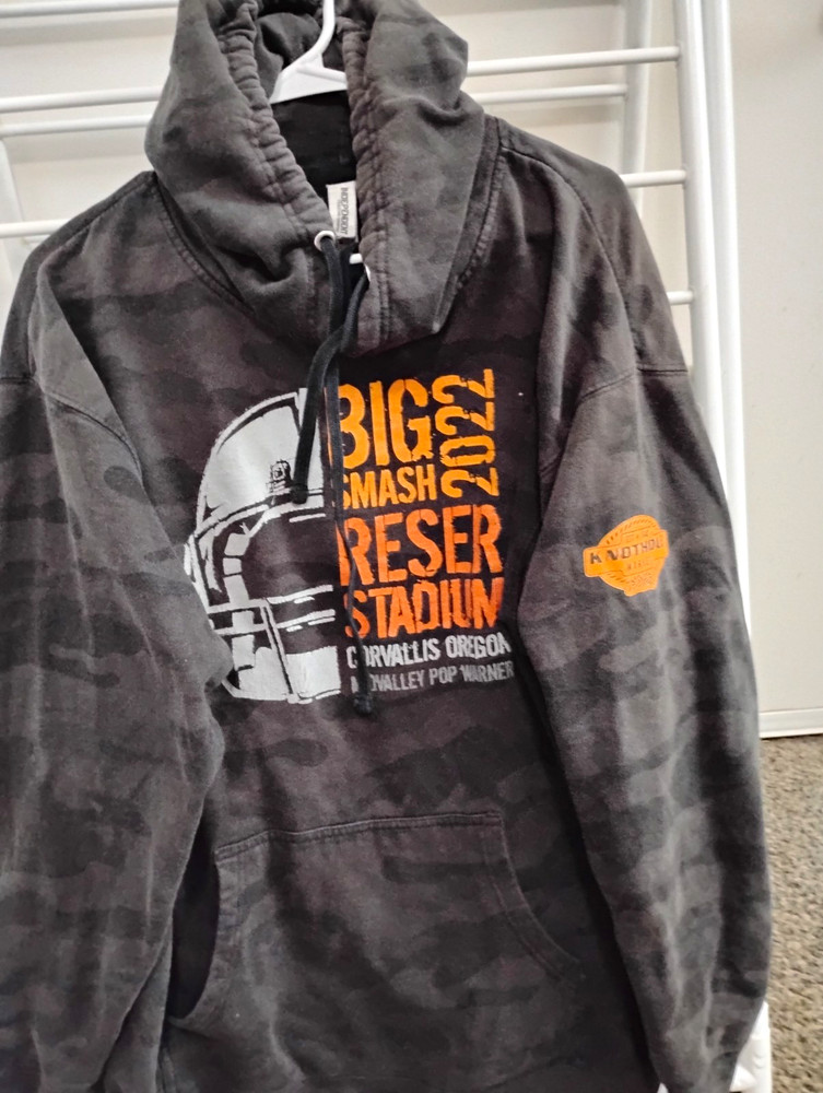 Knotty Pine Men’s L Gray Camo Football Graphic Pullover Fleece Hoodie Pockets