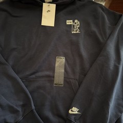 Men’s NIKE NSW CLUB ASTRONAUT GRAPHIC PULLOVER HOODIE Navy Size L MSRP $75 New