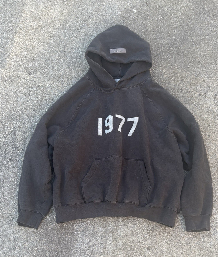 ESSENTIALS Men’s Black 1977 Numbers Graphic Print Pullover Hoodie Front Pocket M